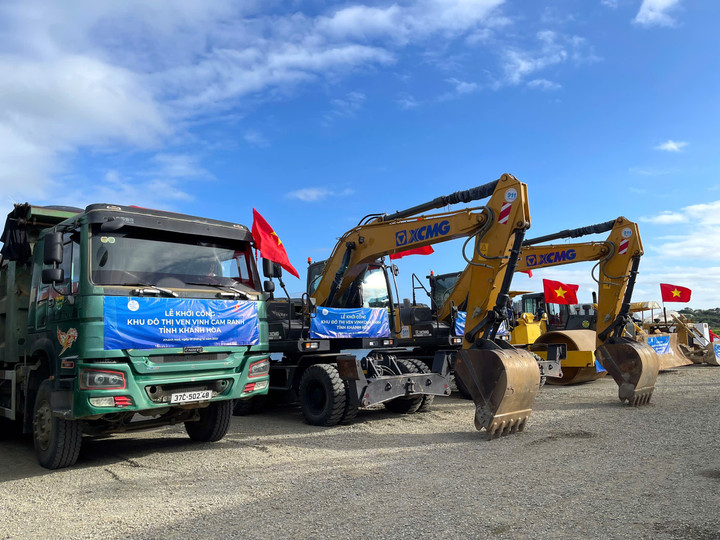 Máy móc, thiết bị tại Lễ khởi công Khu đô thị ven Vịnh Cam Ranh.