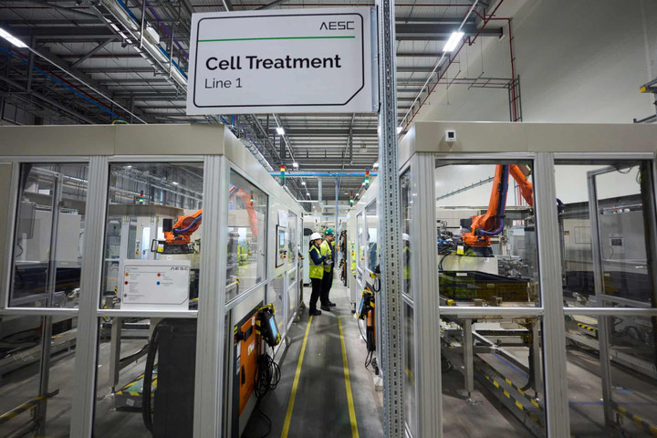 Nhà máy sản xuất pin ô tô AESC bên cạnh nhà máy Nissan ở Sunderland, Anh. (Ảnh: The Guardian)