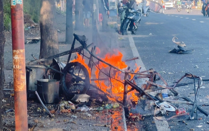 Xe bún riêu bị nổ tan tành.
