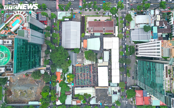 Dự án xây mới Nhà văn hóa Thanh niên có tổng vốn đầu tư hơn 2.240 tỷ đồng từ ngân sách TP. Công trình được xây dựng ngay trên khuôn viên hiện hữu tại số 4 Phạm Ngọc Thạch, với diện tích đất hơn 14.344 m². Theo thiết kế được phê duyệt, công trình gồm 25 tầng, trong đó 4 tầng hầm và 21 tầng nổi. Chiều cao đến đỉnh mái đạt 84,15 m. Việc đầu tư hạ tầng hiện đại, bố trí nhiều không gian chức năng mới được kỳ vọng giúp nơi đây trở thành trung tâm đa hoạt động về văn hóa, giáo dục, sáng tạo của TP. (Ảnh: Lương Ý)