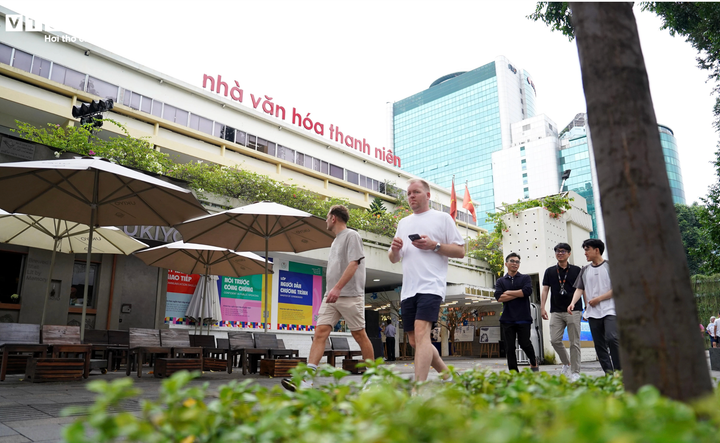 Theo ghi nhận của PV Báo Điện tử VTC News, Nhà văn hóa Thanh niên hiện nằm trên khu đất đắc địa bậc nhất TP.HCM, sở hữu bốn mặt tiền các trục đường lớn: Phạm Ngọc Thạch, Nguyễn Thị Minh Khai, Hai Bà Trưng và Nguyễn Văn Chiêm. (Ảnh: Lương Ý)