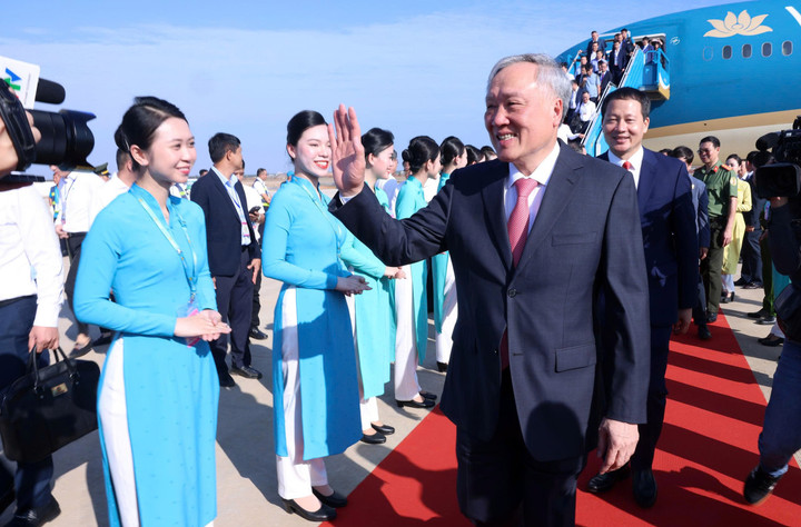 Phó Thủ tướng Thường trực Chính phủ Nguyễn Hoà Bình và gần 100 hành khách đầu tiên đặt chân xuống sân bay Long Thành.