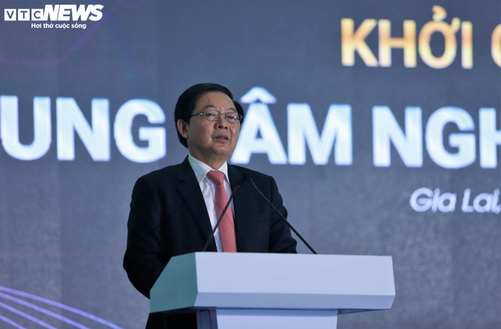 Phó Thủ tướng Chính phủ Hồ Quốc Dũng phát biểu tại lễ khởi công Dự án Trung tâm nghiên cứu Trí tuệ nhân tạo (AI) trên địa bàn các phường Quy Nhơn Tây và Quy Nhơn Bắc