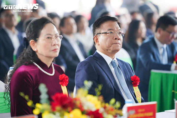 Phó Thủ tướng Lê Thành Long, cùng lãnh đạo các bộ, ngành Trung ương, tỉnh Ninh Bình và đông đảo đội ngũ y bác sĩ tham dự sự kiện (Ảnh: Đinh Loan - Minh Quang)