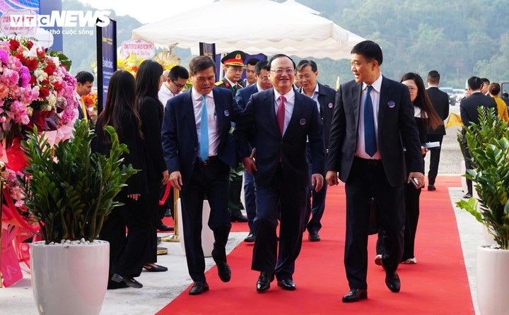 Phó Chủ tịch Quốc hội Vũ Hồng Thanh, Tổng Giám đốc Đài tiếng nói Việt Nam Đỗ Tiến Sỹ và lãnh đạo tỉnh Quảng Ninh tham dự sự kiện tại dự án Dịch vụ du lịch phức hợp cao cấp Vân Đồn. (Ảnh: Tiến Thắng)