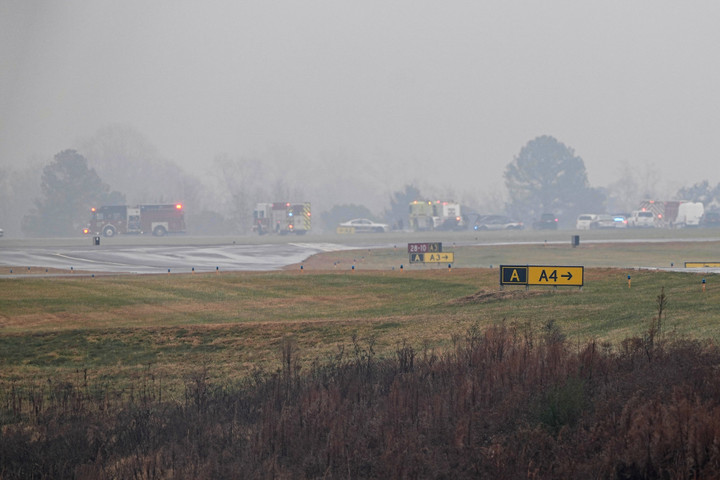 Lực lượng cứu hộ có mặt tại hiện trường vụ rơi máy bay tại một sân bay khu vực ở Statesville, bang Bắc Carolina, ngày 18/12/2025. (Ảnh: AP/Matt Kelley)