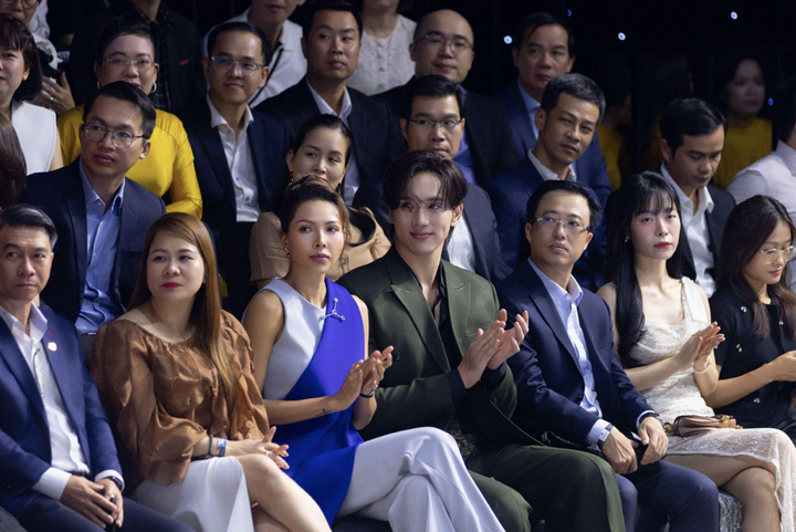 Siêu mẫu Minh Triệu - diễn viên Thuận Nguyễn tham dự Pierre Cardin Fashion Show 2025.