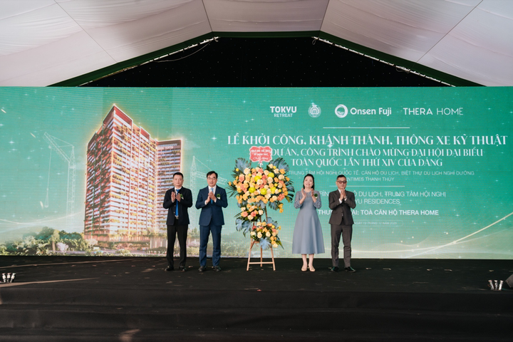 Đại diện Tập đoàn Onsen Fuji nhận hoa chúc mừng từ Lãnh đạo tỉnh Phú Thọ.