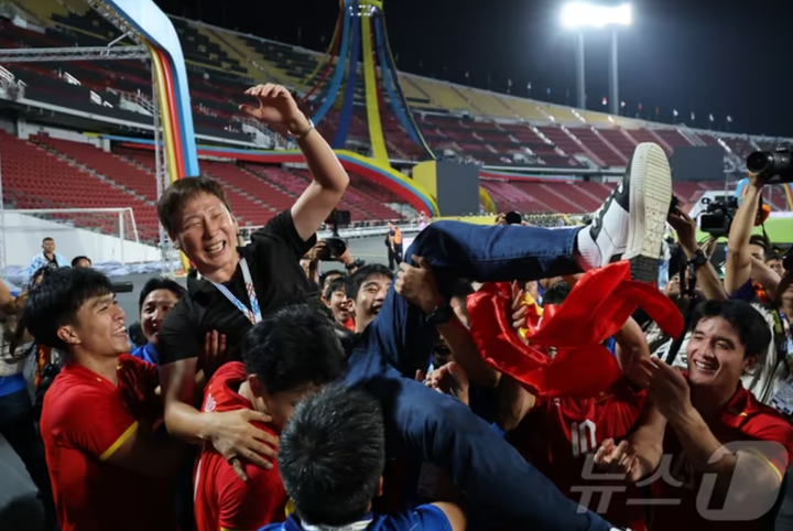 HLV Kim Sang-sik hoàn tất cú ăn ba chưa từng có trong lịch sử khu vực. (Nguồn: News1)