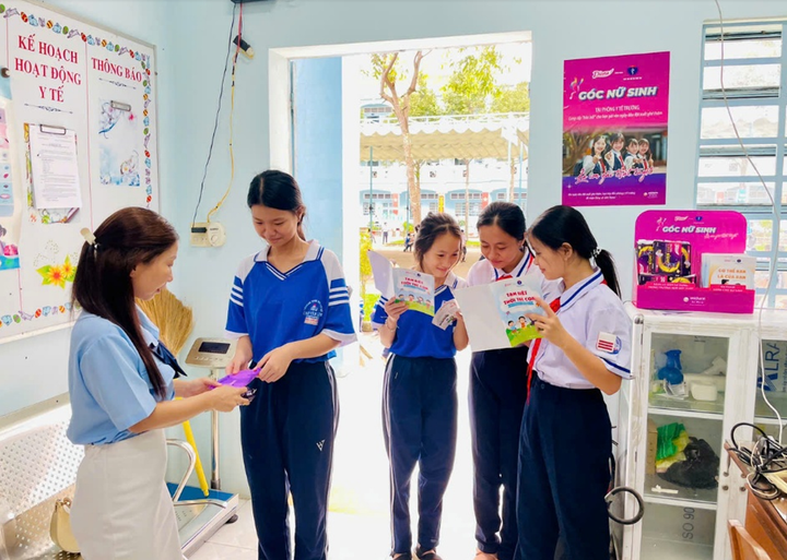 Góc nữ sinh tại phòng y tế trường học cung cấp tài liệu chăm sóc SKSS dành cho nữ sinh.