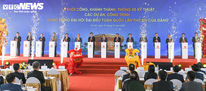 Thủ tướng và các đại biểu bấm nút khởi công, khánh thành các công trình tại điểm cầu Khu đô thị thể thao Olympic Hà Nội. (Ảnh: Đắc Huy)