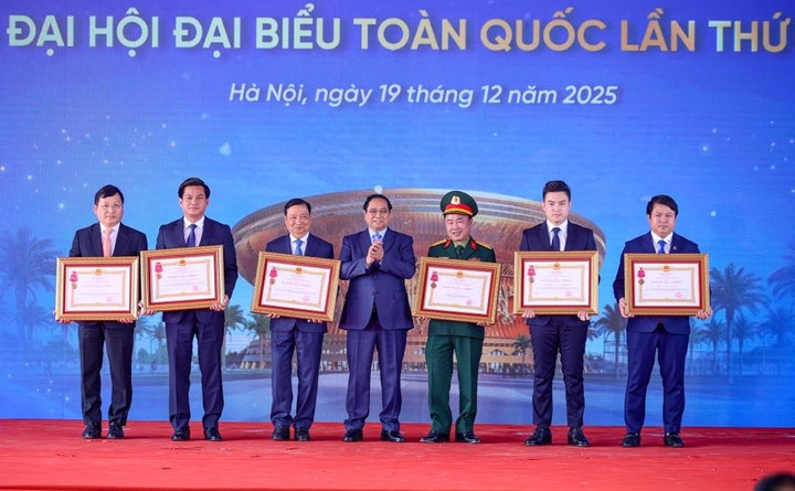 Thủ tướng Phạm Minh Chính trao Huân chương Lao động cho các đơn vị có thành tích nổi bật - Ảnh: VGP/Nhật Bắc