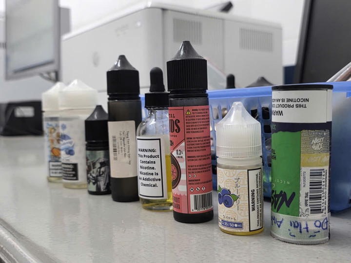 Thiết bị thuốc lá điện tử mà các bệnh nhân bị ngộ độc mang đến Trung tâm Chống độc. (Ảnh: Như Loan)