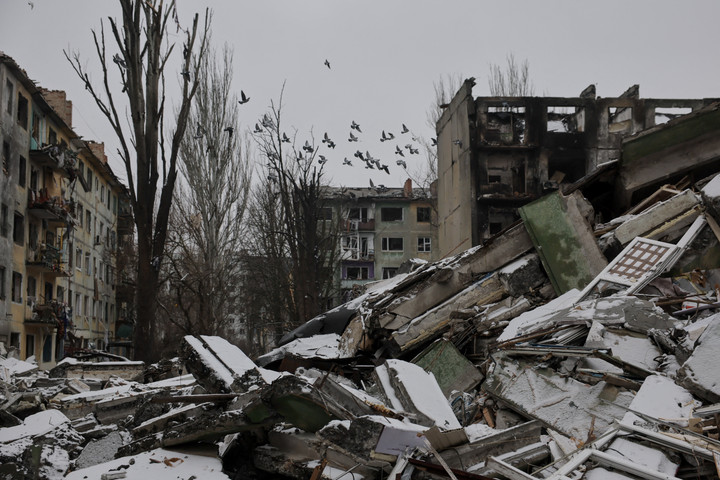 Thị trấn tiền tuyến Kostiantynivka bị hư hại sau cuộc tấn công của quân đội Nga, ngày 18/12/2025. (Ảnh: Oleg Petrasiuk/Phòng Báo chí Lữ đoàn Cơ giới Độc lập số 24 của Lực lượng Vũ trang Ukraine/qua Reuters)