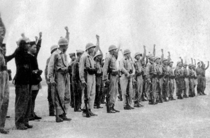 Chiến sĩ Trung đoàn Thủ đô thề quyết tử để Tổ quốc quyết sinh. (Ảnh: Tư liệu TTXVN)