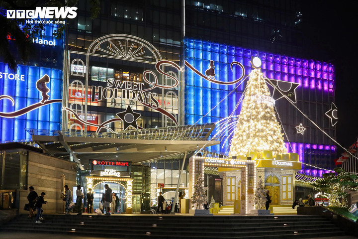 Trung tâm thương mại Lotte Center Hà Nội có cây thông Noel khổng lồ sáng rực góc phố. (Ảnh: Minh Đức)