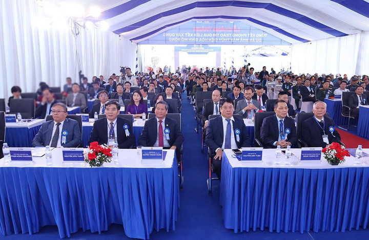 Các đại biểu dự Lễ khánh thành Nhà máy thuỷ điện Hoà Bình mở rộng.