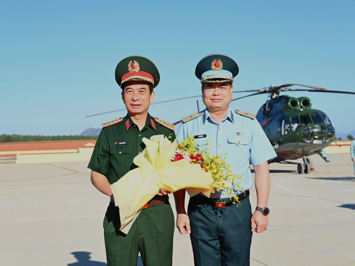 Đại tướng Phan Văn Giang chụp ảnh kỷ niệm tại sân bay quân sự Phan Thiết.