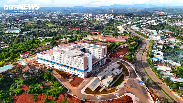 Bệnh viện Đa khoa Đắk Nông với sân đậu trực thăng trên tầng thượng.