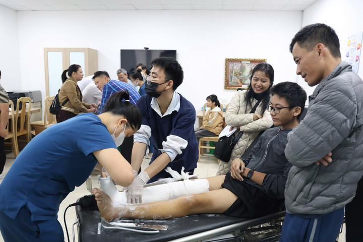 Các bác sĩ đã tiến hành tái khám cho trẻ trong chương trình khám, phẫu thuật nhân đạo năm 2025.