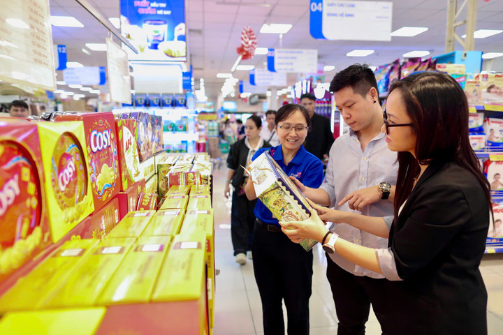 Saigon Co.op trưng bày bánh kẹo Tết ở khu vực bắt mắt, đa dạng chủng loại và phân khúc giá.