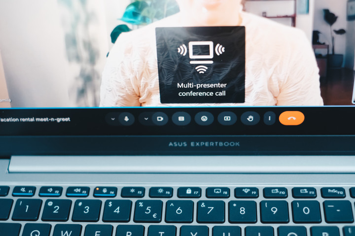 Webcam và microphone của ASUS ExpertBook được đầu tư để đem lại trải nghiệm họp online tốt hơn.