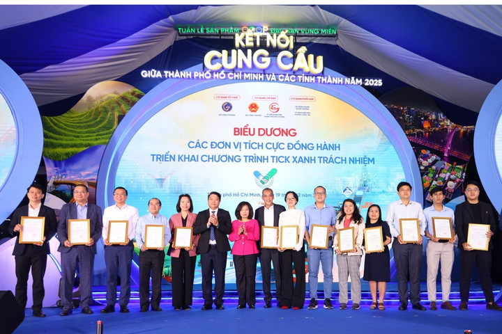 Đại diện Saigon Co.op (thứ 3 từ trái qua) vinh dự đón nhận thư khen của Thành phố vì những đóng góp trong chương trình Tick xanh trách nhiệm.