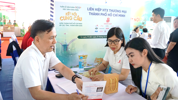 Saigon Co.op tổ chức gian hàng tư vấn, hỗ trợ doanh nghiệp đưa sản phẩm OCOP và đặc sản địa phương vào hệ thống phân phối hiện đại.