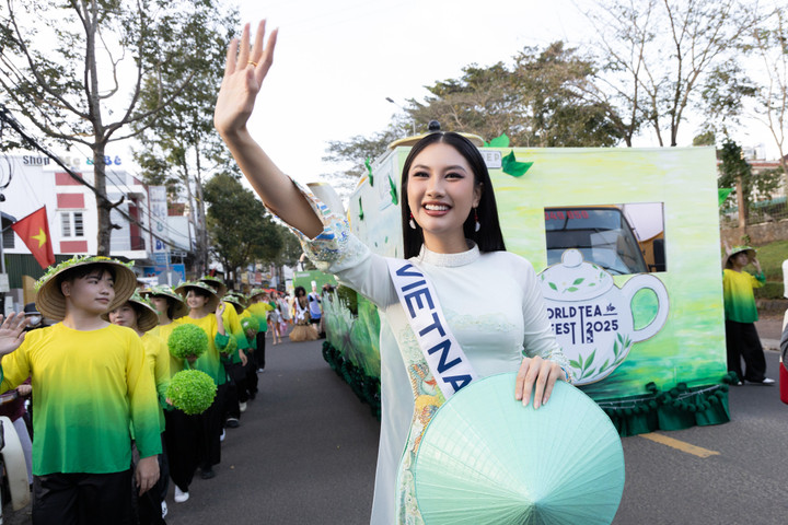 Phương Linh tạo được thiện cảm khi là thí sinh chủ nhà tại Miss Cosmo 2025.