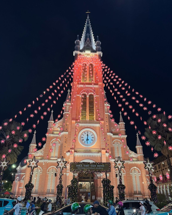 Lễ Giáng sinh 2025 đi chơi đâu ở TP.HCM? Nhà thờ Tân Định là điểm đến quen thuộc. (Ảnh: Sài Gòn)