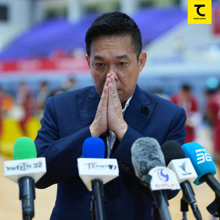 Ông Adisak Benjasiriwan, Phó Chủ tịch Liên đoàn Bóng đá Thái Lan, xin lỗi sau trận thua 1-6 của ĐT futsal nam Thái Lan trước Indonesia