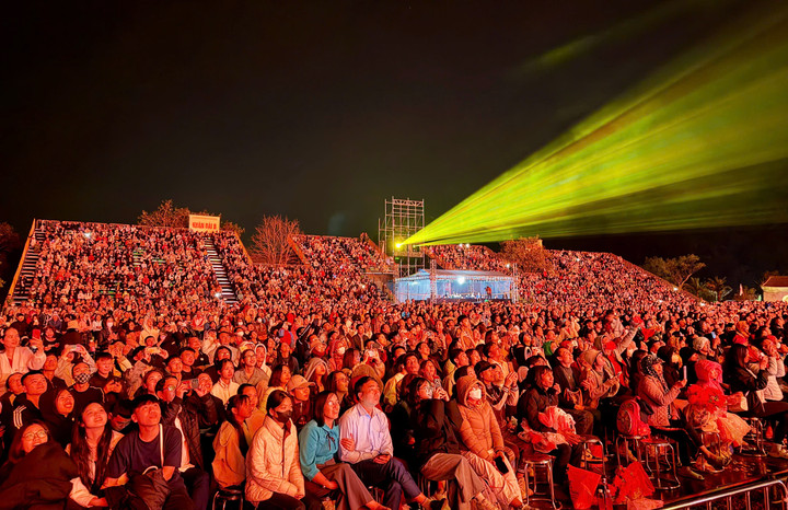 Khoảng 15.000 người tham dự lễ đón bằng Di sản văn hóa thế giới dành cho quần thể liên vùng.