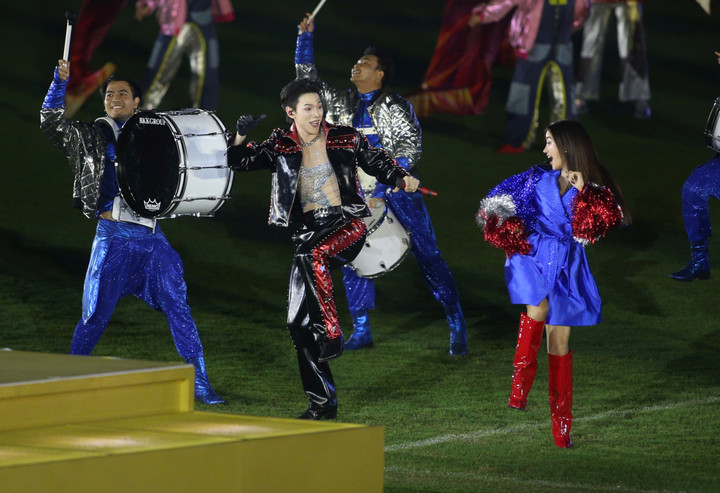 Phần trình diễn nghệ thuật diễn ra ngắn gọn, chỉ có 2 nghệ sĩ chính và các vũ công.