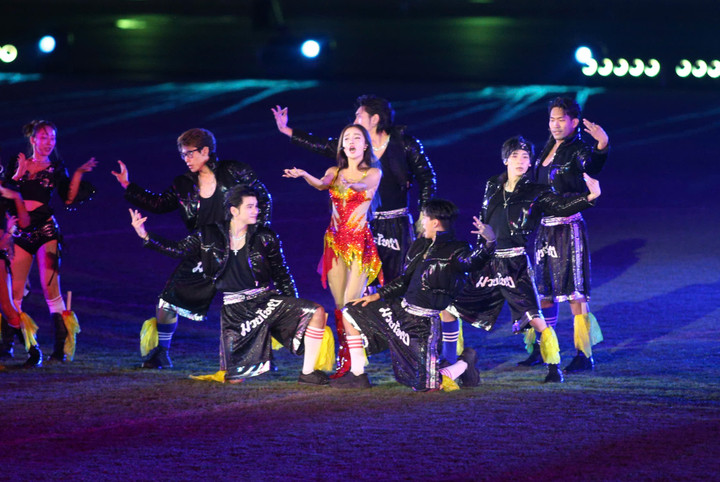 Tiết mục hát trong lễ bế mạc không còn bị lỗi âm thanh như màn biểu diễn khai mạc.