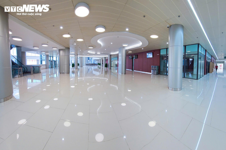 Cách tổ chức không gian theo những khối chức năng liên hoàn tạo nên dòng chảy liên tục, thuận tiện cho vận hành chuyên môn và di chuyển của người bệnh. Các khối nhà điều trị đều có sảnh đón tiếp rộng rãi, trần cao, ánh sáng tự nhiên được tận dụng tối đa, tạo cảm giác thông thoáng ngay từ khi bước vào.