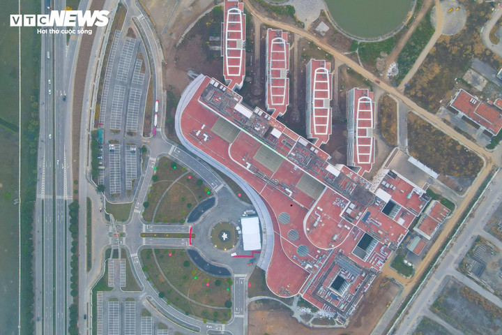 Sau 10 tháng “chạy nước rút”, hai công trình y tế trọng điểm là Bệnh viện Bạch Mai cơ sở 2 và Bệnh viện Hữu nghị Việt Đức cơ sở 2 tại Ninh Bình có diện mạo hoàn toàn khác: hiện đại, đồng bộ và sẵn sàng cho ngày vận hành. Những khối bê tông dang dở, công trường ngổn ngang máy móc nay nay biến thành không gian bệnh viện rộng mở, mang dáng dấp của các trung tâm y tế tuyến cuối được quy hoạch bài bản theo chuẩn quốc tế.Trong ảnh là Bệnh viện Bạch Mai được thiết kế với tổng thể kiến trúc lấy cảm hứng từ hình dáng cây đàn dương cầm, vừa mềm mại, hài hòa, vừa toát lên vẻ hiện đại và nhân văn.