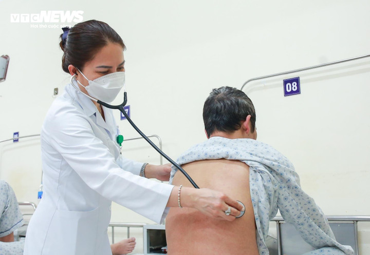 Nhân viên y tế chăm sóc người bệnh tại một bệnh viện ở Hà Nội. (Ảnh: Như Loan)