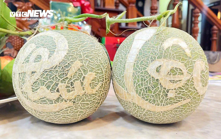 Dưa lưới khắc chữ được bán với giá 560.000 đồng/cặp.