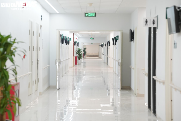 Lối vào các khoa, phòng tại Bệnh viện Bạch Mai thông thoáng, gắn biển chỉ dẫn rõ ràng, dễ quan sát, giúp người bệnh và thân nhân thuận tiện di chuyển, hạn chế tình trạng lúng túng, ùn ứ.