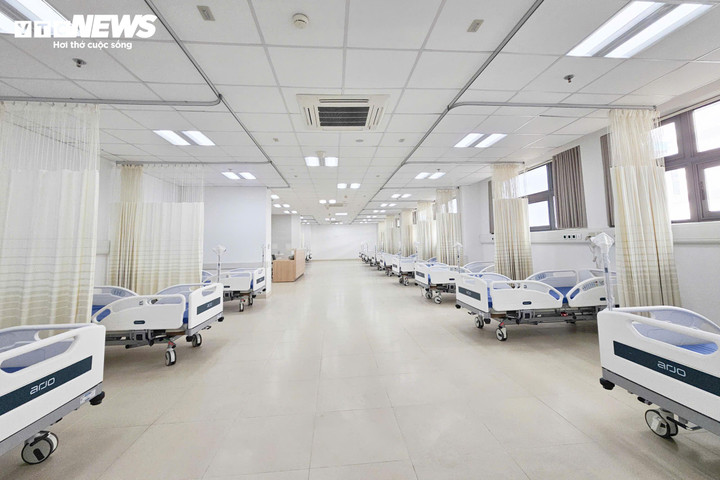 Mỗi cơ sở có quy mô khoảng 1.000 giường bệnh, diện tích sàn xây dựng trên 123.000 –125.000 m². Các giường bệnh được bố trí vừa bảo đảm không gian riêng tư vừa thuận tiện cho công tác theo dõi, chăm sóc của nhân viên y tế, góp phần nâng cao chất lượng điều trị toàn diện.