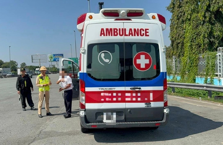 Xe cứu thương bị xử phạt. (Ảnh: C08)