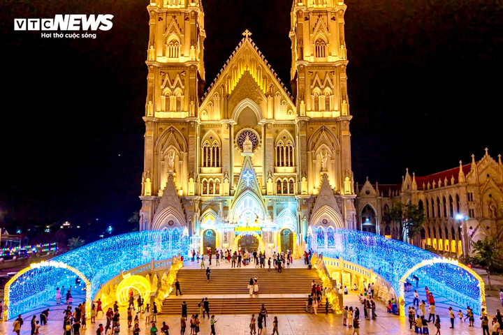 Nằm cách trung tâm TP.HCM khá xa, Nhà thờ Song Vĩnh (thuộc tỉnh Bà Rịa – Vũng Tàu cũ) rực sáng trong những ngày cận Giáng sinh. Ánh đèn trang trí phủ kín mặt tiền và khuôn viên, khiến không gian nhà thờ nổi bật từ xa giữa khu vực ngoại thành.