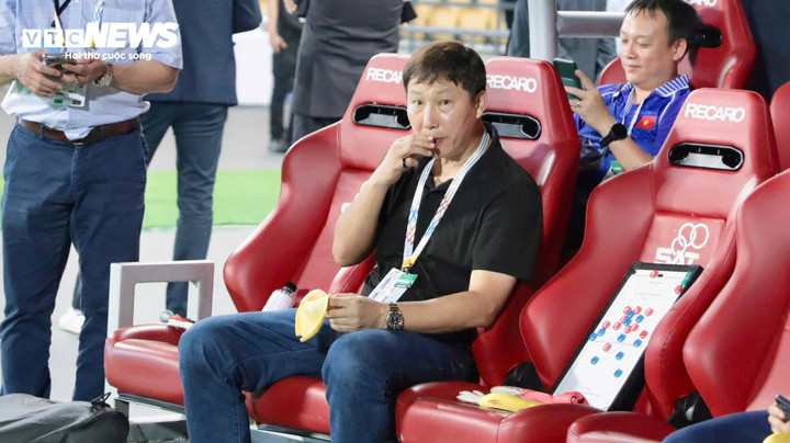 Biết được thông tin này, huấn luyện viên Kim Sang-sik tỏ ra bình thản. Khi học trò đợi nhận huy chương, ông bình thản ăn chuối và sô cô la. Nhà cầm quân người Hàn Quốc không quá quan tâm mọi chuyện trên sân. Ông Kim dành thời gian trao đổi, chúc mừng và cảm ơn các trợ lý đã cùng mình hoàn thành nhiệm vụ quan trọng. Ông mời các trợ lý vào chụp ảnh selfie để lưu giữ kỉ niệm trên sân Rajamangala. Sau đó, HLV Kim Sang-sik nhanh chóng rút điện thoại để lưu lại khoảnh khắc vinh quang cùng học trò. Ông Kim đặc biệt tập trung, chỉnh lại góc máy để có thước phim đẹp nhất. Cựu tuyển thủ Hàn Quốc mời Phó Chủ tịch VFF Trần Anh Tú chụp ảnh lưu niệm. Kết thúc lễ trao giải, ông Kim cùng lãnh đạo VFF lên chụp lưu niệm cùng cầu thủ. Rất nhiều cầu thủ trong đó có Hiểu Minh muốn chụp riêng với HLV Kim Sang-sik. Kết thúc buổi lễ, ông Kim Sang-sik được các học trò tung lên như một cách tri ân đến đóng góp với bóng đá Việt Nam của vị huấn luyện viên tài năng này.