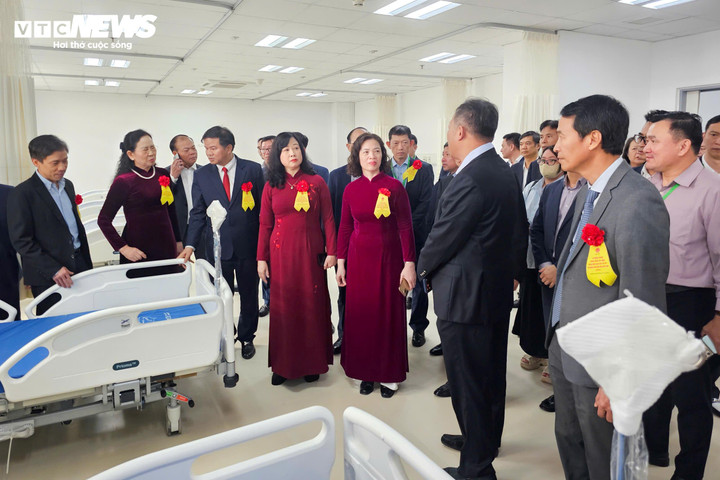 Sau lễ khánh thành khánh thành Bệnh viện Bạch Mai và Bệnh viện Hữu nghị Việt Đức cơ sở 2 ngày 19/12, lãnh đạo hai bệnh viện trực tiếp cùng Bộ trưởng Bộ Y tế cùng các đại biểu đi tham quan.