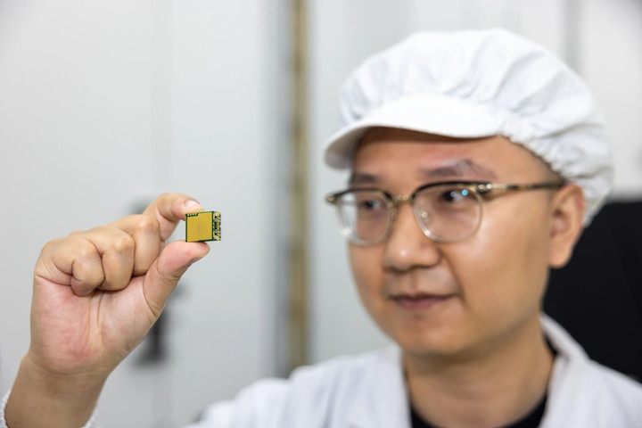 Ông Li Sichao cầm một mô-đun nguồn gallium nitride. (Nguồn: Chinadaily)