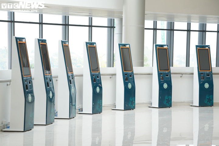 Hệ thống máy đăng ký khám tự động được Bệnh viện Bạch Mai đặt tại các vị trí thuận tiện trong khu vực tiếp đón, giúp người bệnh chủ động thao tác, rút ngắn thời gian chờ đợi và giảm tải cho quầy đăng ký truyền thống. Đây là bước tiến trong ứng dụng công nghệ, hướng tới mô hình bệnh viện thông minh.