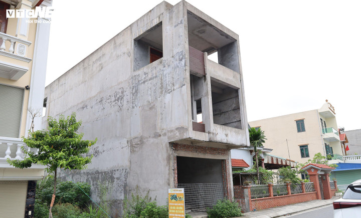 Căn nhà sắp hoàn thiện của ông Lã Văn Kiên bỏ hoang nhiều năm nay do tranh chấp đất đai.