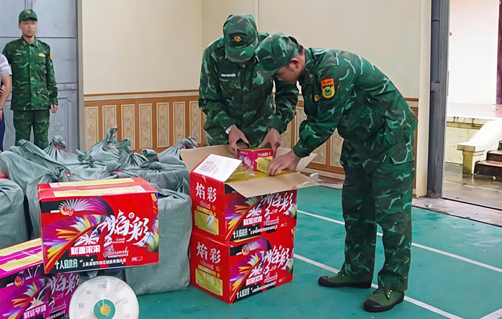 Lực lượng chức năng kiểm đếm số lượng pháo nổ. (Ảnh: Duy Chiến).