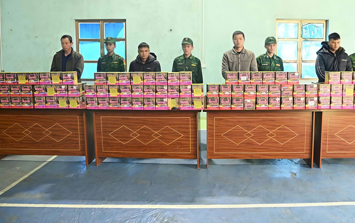 Bộ đội Biên phòng Lạng Sơn bắt giữ 4 kẻ vận chuyển gần 2 tạ pháo nổ lậu vào Việt Nam. (Ảnh: Duy Chiến).