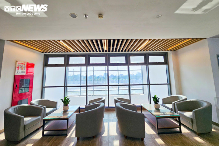 Sự chỉn chu trong từng vị trí khiến khu vực phòng chờ, hành lang, khu sinh hoạt chung lịch sự, sáng đẹp không khác khách sạn.